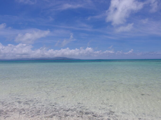 6月下旬梅雨明け直後の竹富島コンドイビーチ沖の砂島から望む小浜島と嘉弥真島、西表島