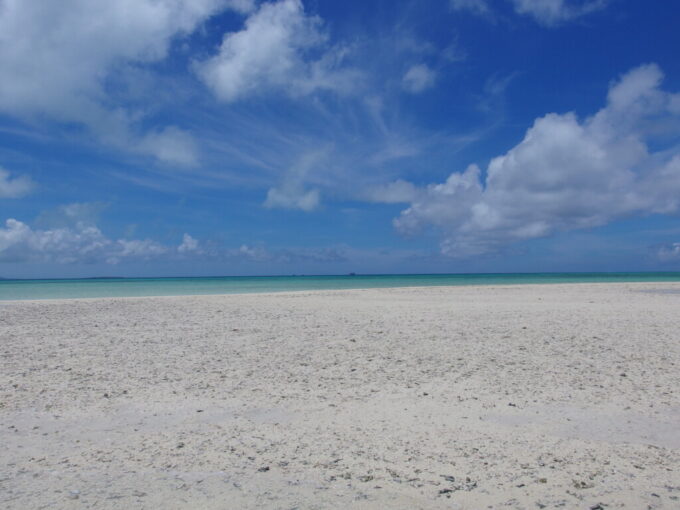 6月下旬梅雨明け直後の竹富島コンドイビーチ沖に現れる砂の島には珊瑚の欠片がたくさん