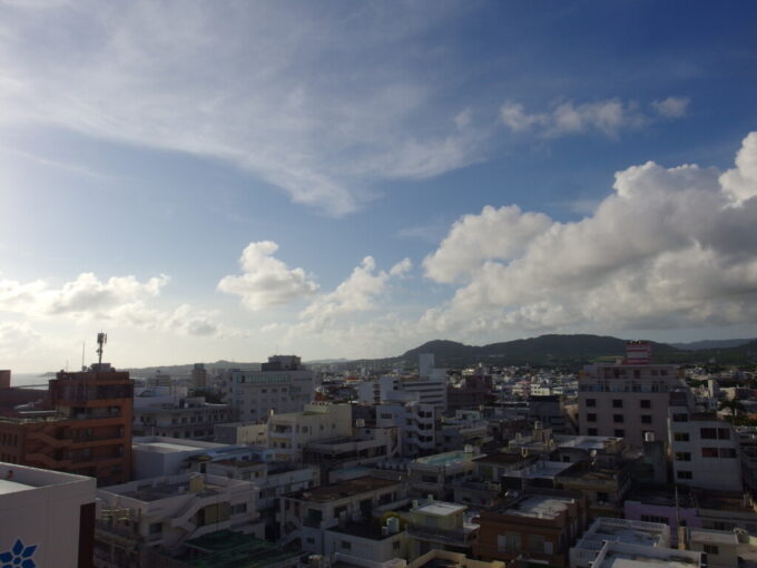 6月下旬梅雨明け直後の石垣島ホテルミヤヒラ美崎館から望む夕刻前の空と街