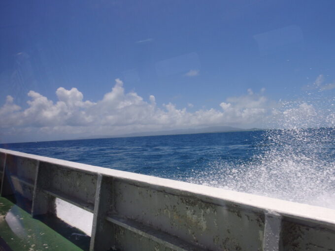 6月下旬梅雨明け直後の石垣島安永観光第八あんえい号は石西礁湖を抜け深い青さを湛える海へ