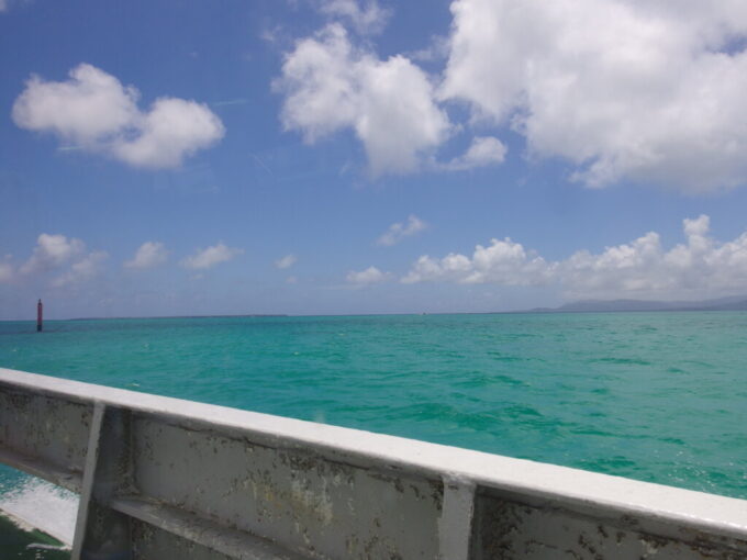 6月下旬梅雨明け直後の黒島安永観光第八あんえい号は黒島を取り巻く碧い珊瑚礁へ