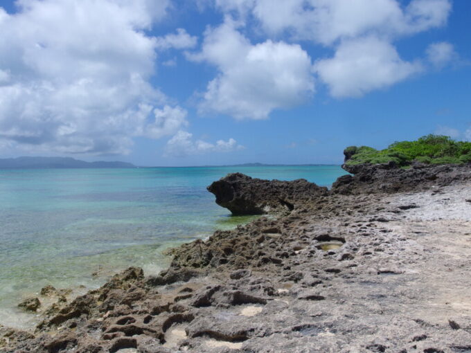 6月下旬梅雨明け直後の黒島西の浜隆起した珊瑚が顔を出す岩場