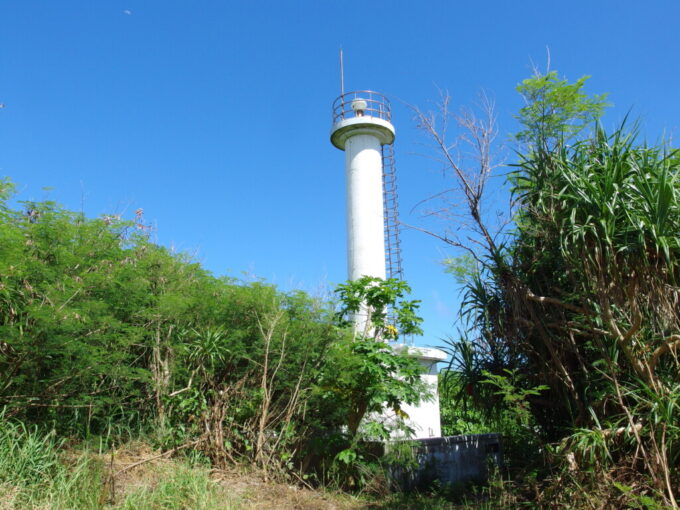 6月下旬梅雨明け直後の黒島夏空に映える白亜の黒島灯台
