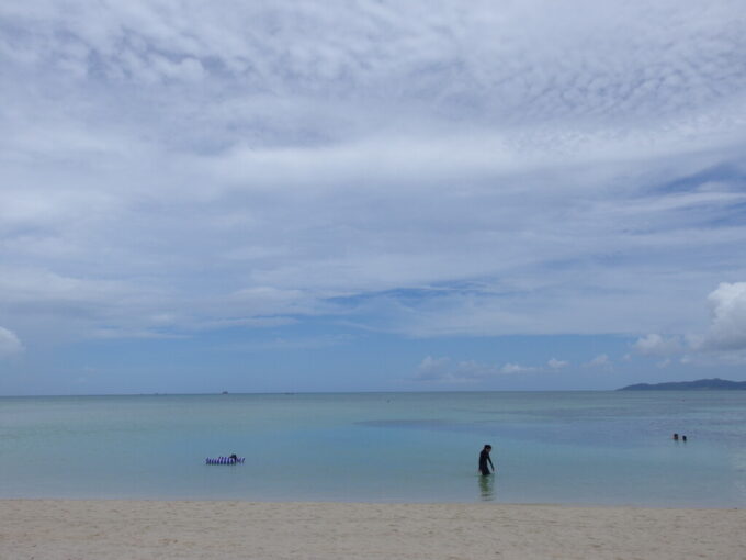 6月下旬梅雨明け直後の竹富島雲が広がりパステル色をしたコンドイビーチ