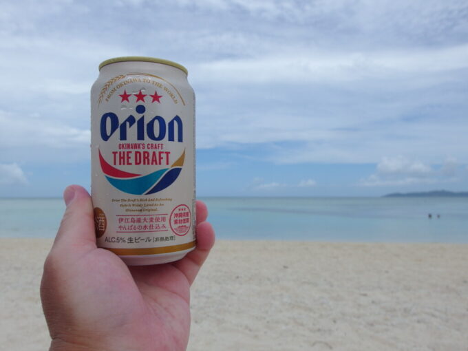 6月下旬梅雨明け直後の竹富島パステル色の海を見ながらコンドイビーチで飲むオリオンビール