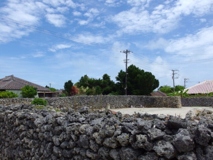 6月下旬梅雨明け直後の竹富島段々と雲は晴れ青空が見えるように