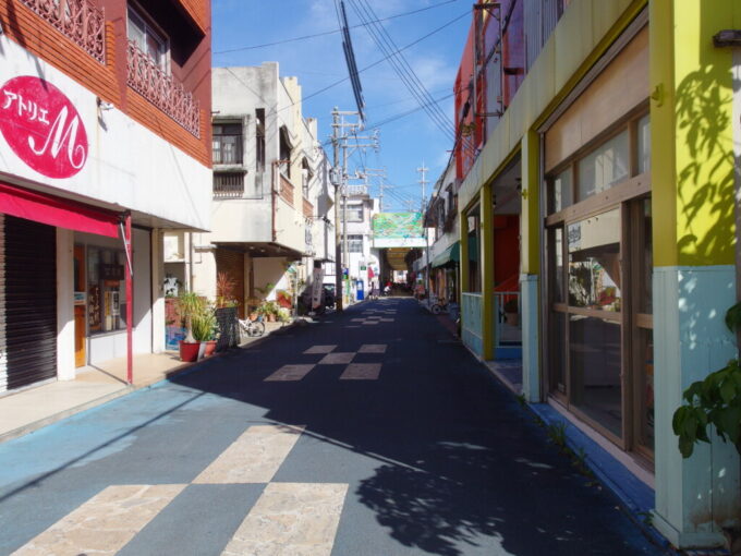 6月下旬梅雨明け直後の石垣島南の島らしい青いミンサー柄舗装の道路