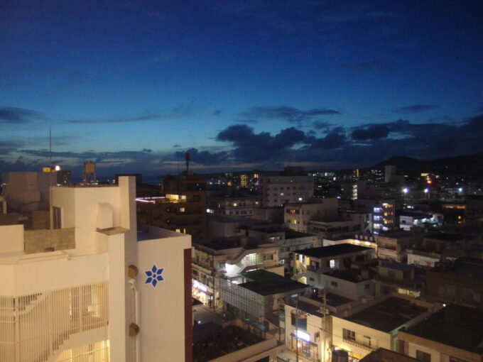 6月下旬梅雨明け直後の石垣島ホテルミヤヒラ美崎館から望む夕暮れの空