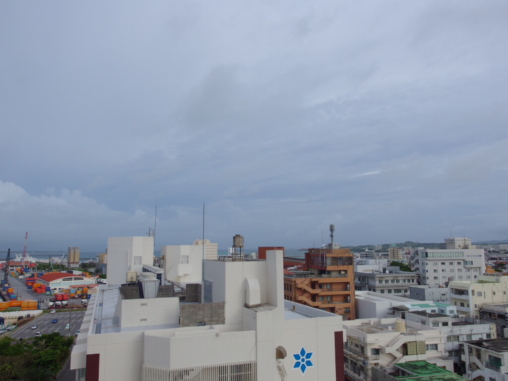 6月下旬梅雨明け直後の石垣島ホテルミヤヒラ美崎館から望む曇天の朝