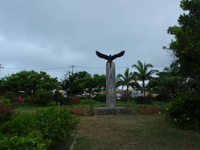 6月下旬梅雨明け直後の石垣島大鷲公園に羽ばたくカンムリワシの銅像