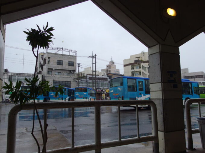 6月下旬梅雨明け直後の石垣島雨のバスターミナル