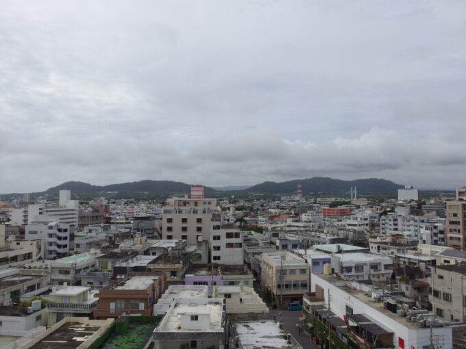 6月下旬梅雨明け直後の石垣島ホテルミヤヒラ美崎館から望む曇天のバンナ岳と前勢岳