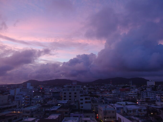 6月下旬梅雨明け直後の石垣島ホテルミヤヒラ美崎館から望む最後の夕暮れ