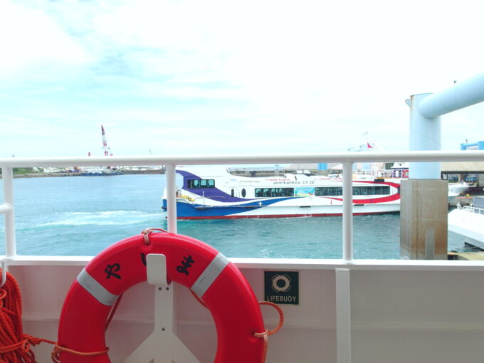 6月下旬梅雨明け直後の石垣島八重山観光フェリー新型船やいま2階の展望デッキへ