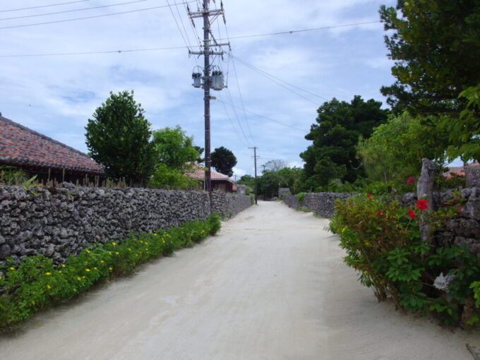 6月下旬梅雨明け直後の竹富島珊瑚の石垣と赤瓦、白砂の道の美しい集落