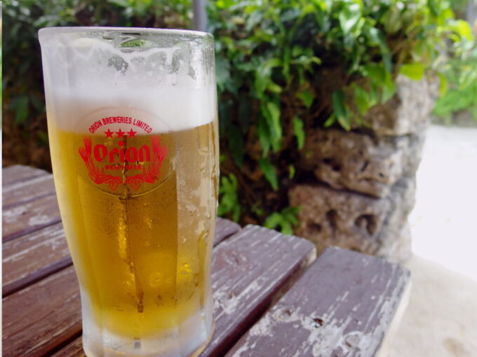 6月下旬梅雨明け直後の竹富島そば処竹乃子風の心地よいテラス席でオリオンビールを