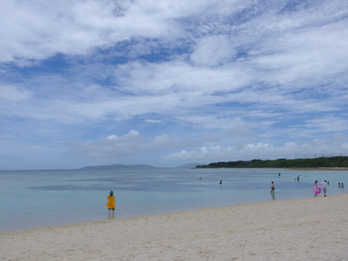6月下旬梅雨明け直後の竹富島薄曇りの穏やかな青さに染まるコンドイビーチ