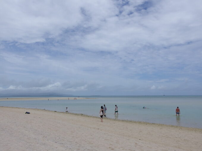 6月下旬梅雨明け直後の竹富島薄曇りの優しい碧さに染まるコンドイ浜