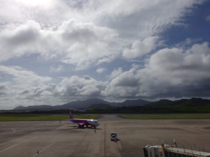 6月下旬梅雨明け直後の石垣島南ぬ島石垣空港於茂登岳と飛び立つ日本航空飛行機を眺める