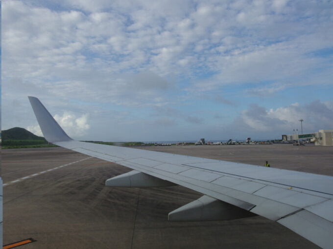 6月下旬梅雨明け直後の石垣島南ぬ島石垣空港JTA機はスポットを離れトーイングカーでプッシュバック