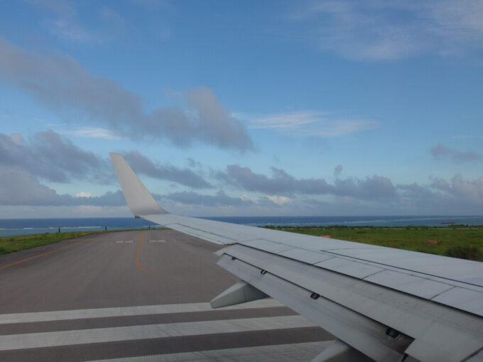 6月下旬梅雨明け直後の石垣島南ぬ島石垣空港JTA日本トランスオーシャン航空B737型機は滑走路の始端に止まり離陸を待つ