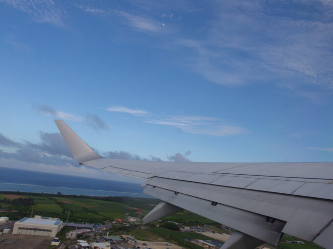 6月下旬梅雨明け直後の石垣島JTA日本トランスオーシャン航空B737型機機窓から見送る石垣島の豊かな緑と碧い海