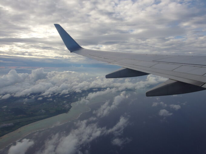 6月下旬梅雨明け直後の石垣島JTA日本トランスオーシャン航空B737型機は旅の想い出をなぞるかのように石垣島に寄り添い北を目指す