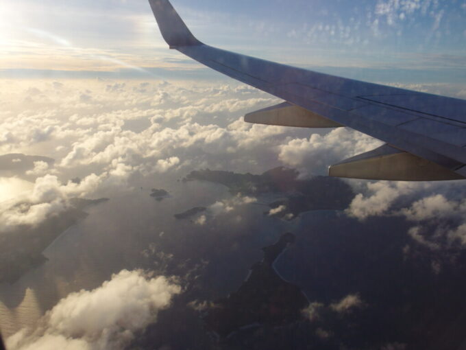 6月下旬梅雨明け直後のJTA日本トランスオーシャン航空B737型機小さな島々が見え那覇空港へと着陸態勢に