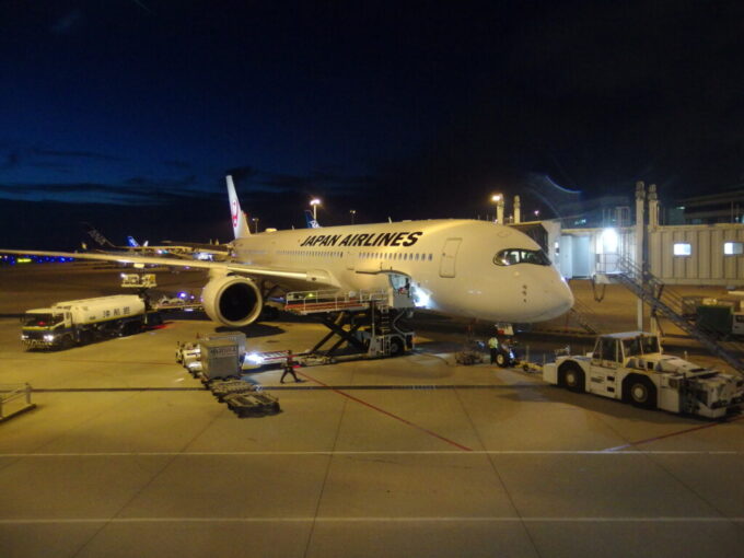 6月下旬梅雨明け直後の那覇空港夕闇の中佇むJAL日本航空A350羽田行き