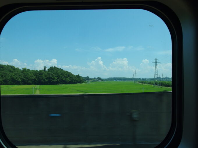 8月上旬東北新幹線H5系はやぶさ号新函館北斗行きグランクラス車窓を染める盛夏の田んぼの緑