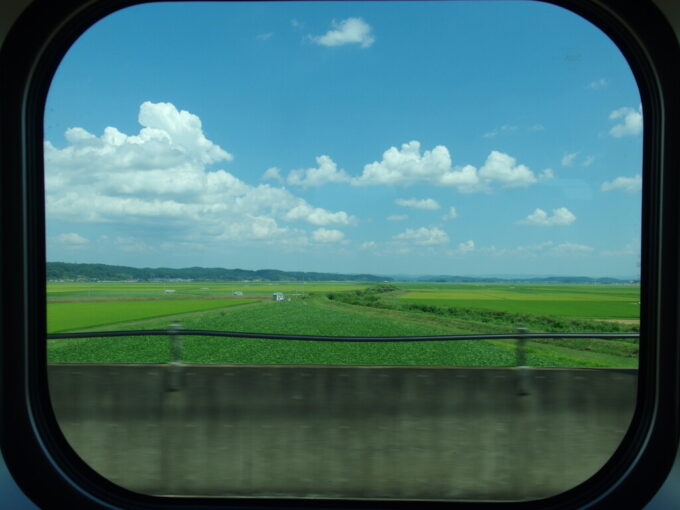 8月上旬東北新幹線H5系はやぶさ号新函館北斗行きグランクラス車窓を染める夏の東北の田園風景