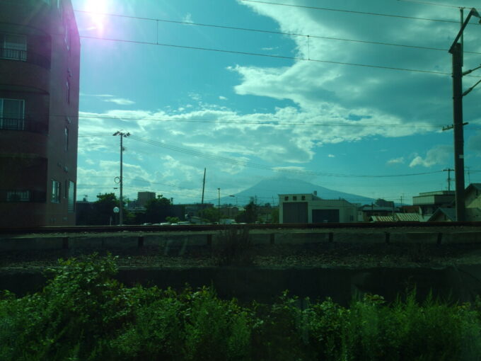 8月上旬奥羽本線701系弘前行き車窓から眺める津軽富士岩木山