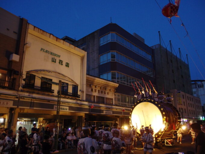 8月上旬夏真っ盛りの弘前ねぷた津軽情っ張り大太鼓の重厚な音色が祭りの始まりを告げる