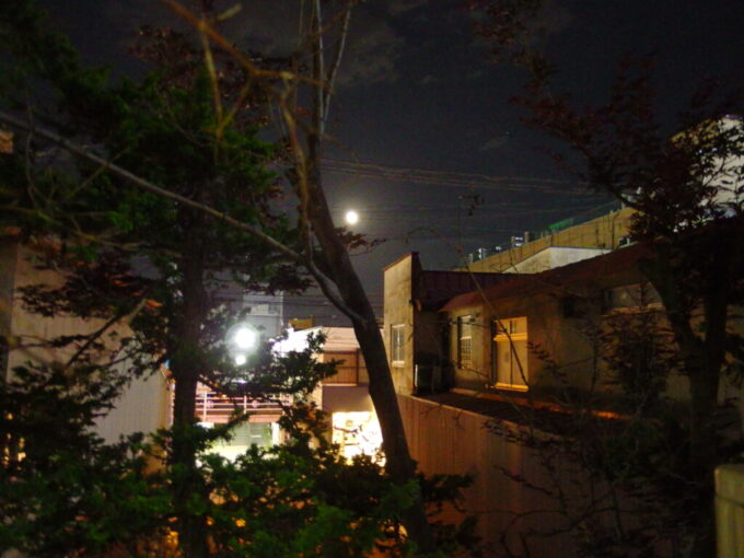 8月上旬夏真っ盛りの弘前ねぷた祭りのあとの切なさつまみに津軽の酒を飲み、小堀旅館の小さな窓から明るい満月を望む