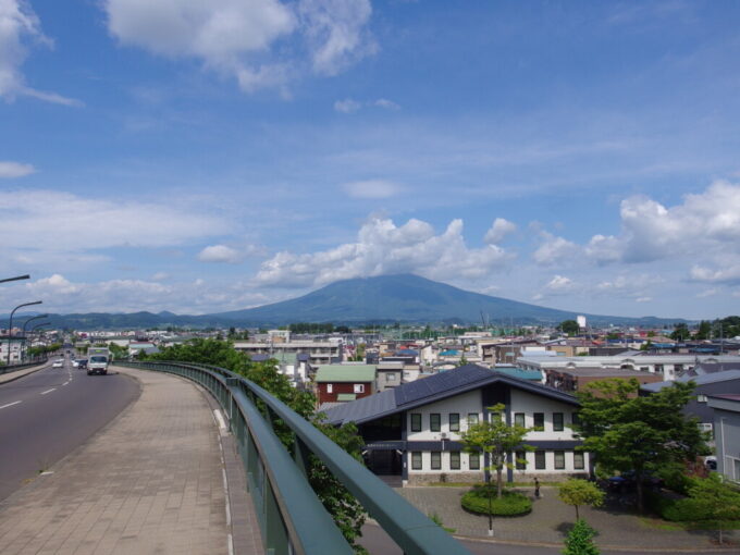 8月上旬夏真っ盛りの弘前小堀旅館をチェックアウトし津軽富士岩木山を一望できる場所へ