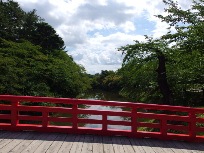 8月上旬夏真っ盛りの弘前初めて弘前市民会館側から弘前公園へと入園
