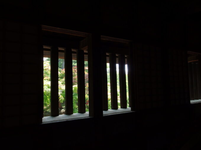 8月上旬夏真っ盛りの弘前公園特別公開中の二の丸南内門の薄暗い室内から眩い津軽の夏を浴びる