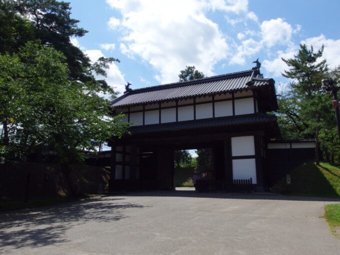 8月上旬夏真っ盛りの弘前公園60年ぶりの修理工事を終えた弘前城三の丸追手門