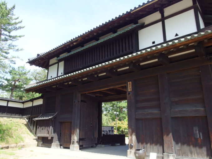 8月上旬夏真っ盛りの弘前公園修復を終えうつくしい姿となった弘前城三の丸追手門