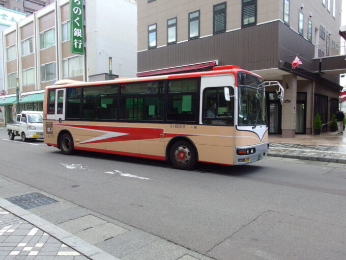 8月上旬夏真っ盛りの弘前街を快走する弘南バス昭和ラッピングバスプロジェクトにより復刻された旧塗装車