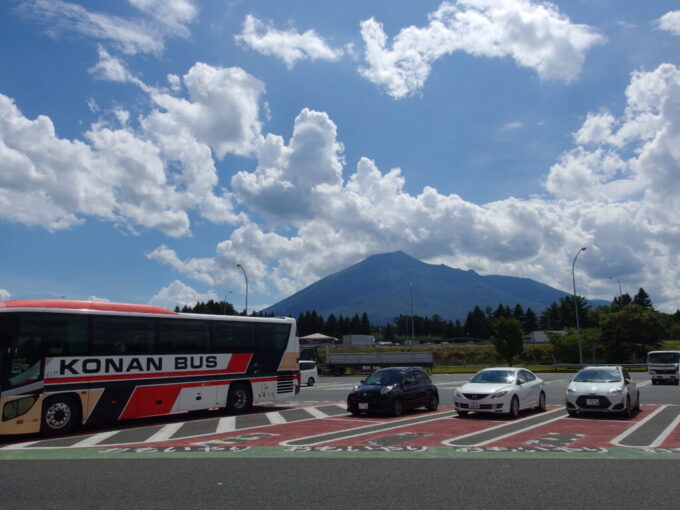 8月上旬夏真っ盛りの東北弘南バスキャッスル号仙台行きは岩手山サービスエリアで降車休憩、雄大な南部片富士を眺める