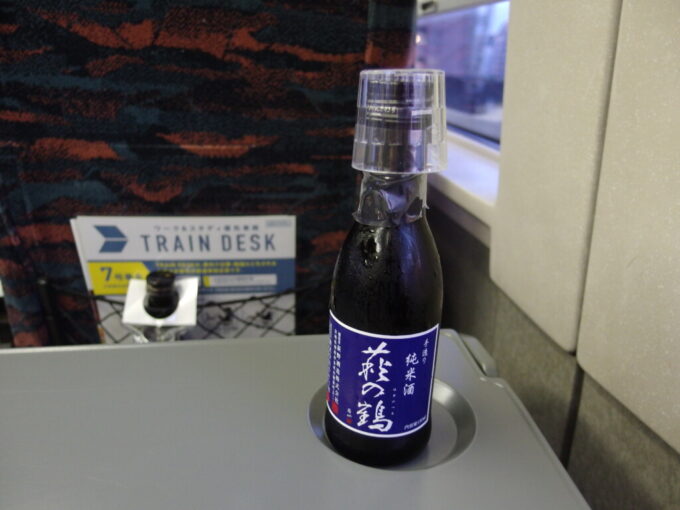 8月上旬夏真っ盛りの東北新幹線E2系200系リバイバルカラー車内のお供に萩の鶴手造り純米酒