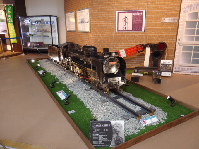 10月中旬初秋の新庄駅ゆめりあ鉄道ギャラリーに展示された蒸気機関車D51