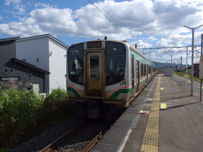10月中旬初秋の仙山線羽前千歳駅に入線するE721系仙台行き普通列車