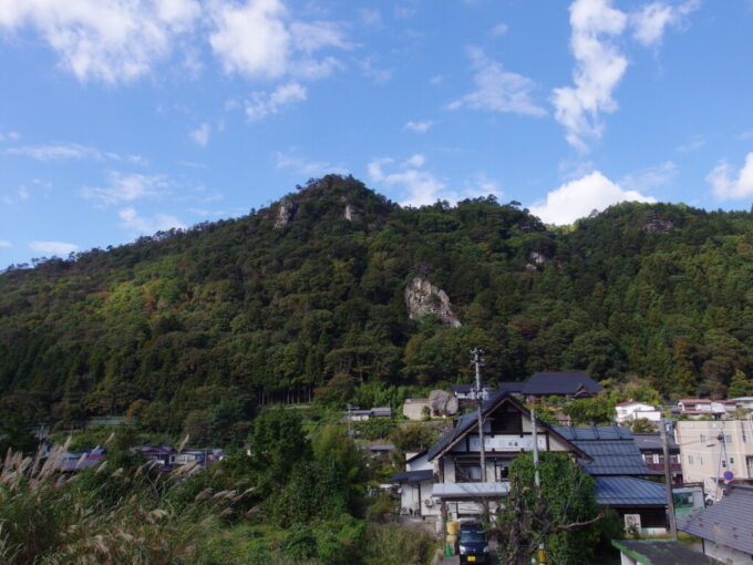 10月中旬初秋の山寺駅ホームから見上げる山寺の全景
