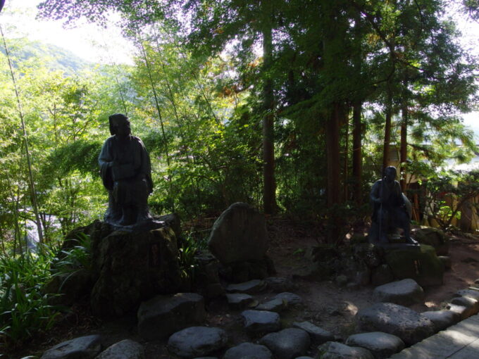 10月中旬初秋の山寺松尾芭蕉と曽良の銅像