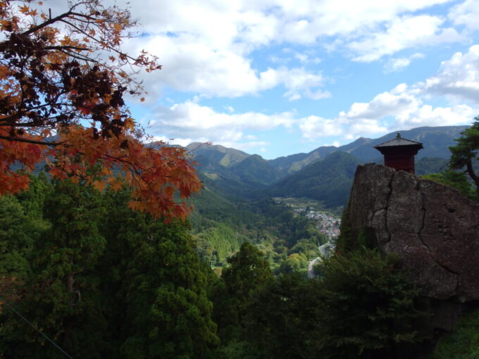 10月中旬初秋の山寺色づきはじめの紅葉越しに眺める山形の美しい山々