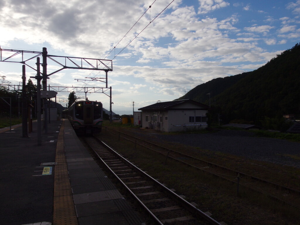 10月中旬初秋の仙山線夕刻前の山寺駅に入線するE721系普通列車仙台行き