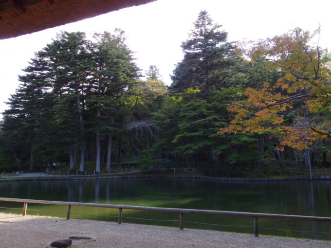 10月中旬初秋の大崎市有備館御改所から優美な庭園と池を眺める