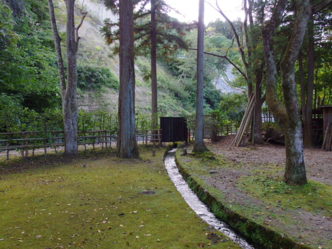 10月中旬初秋の大崎市有備館庭園の池を潤す水路